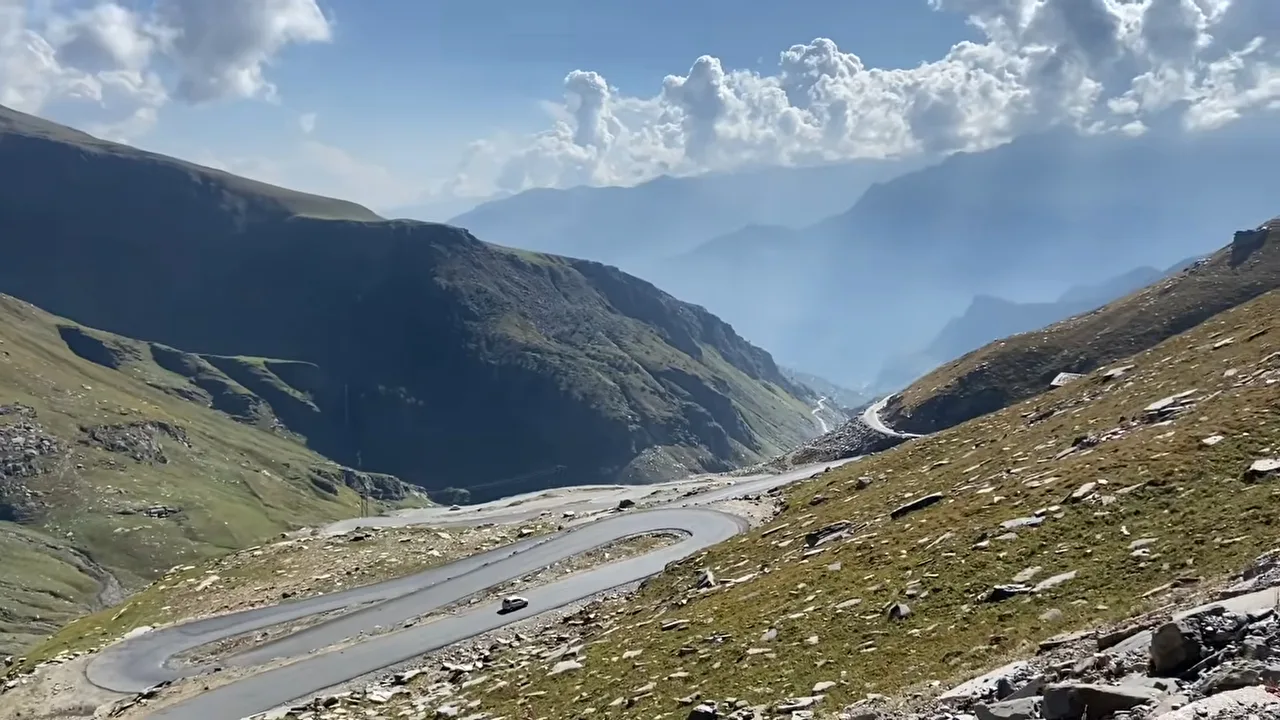 Winding highway through green mountains on the way to Manali