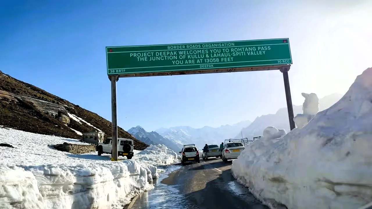 Welcome gate on the snowy road into Lahaul and Spiti