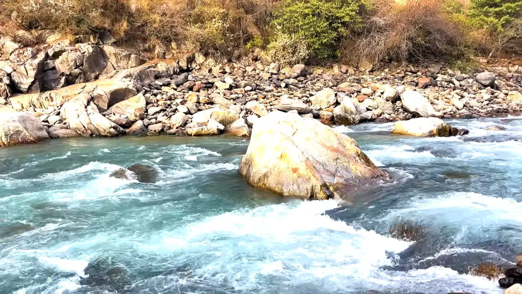 Parvati River rushing over boulders near Kasol