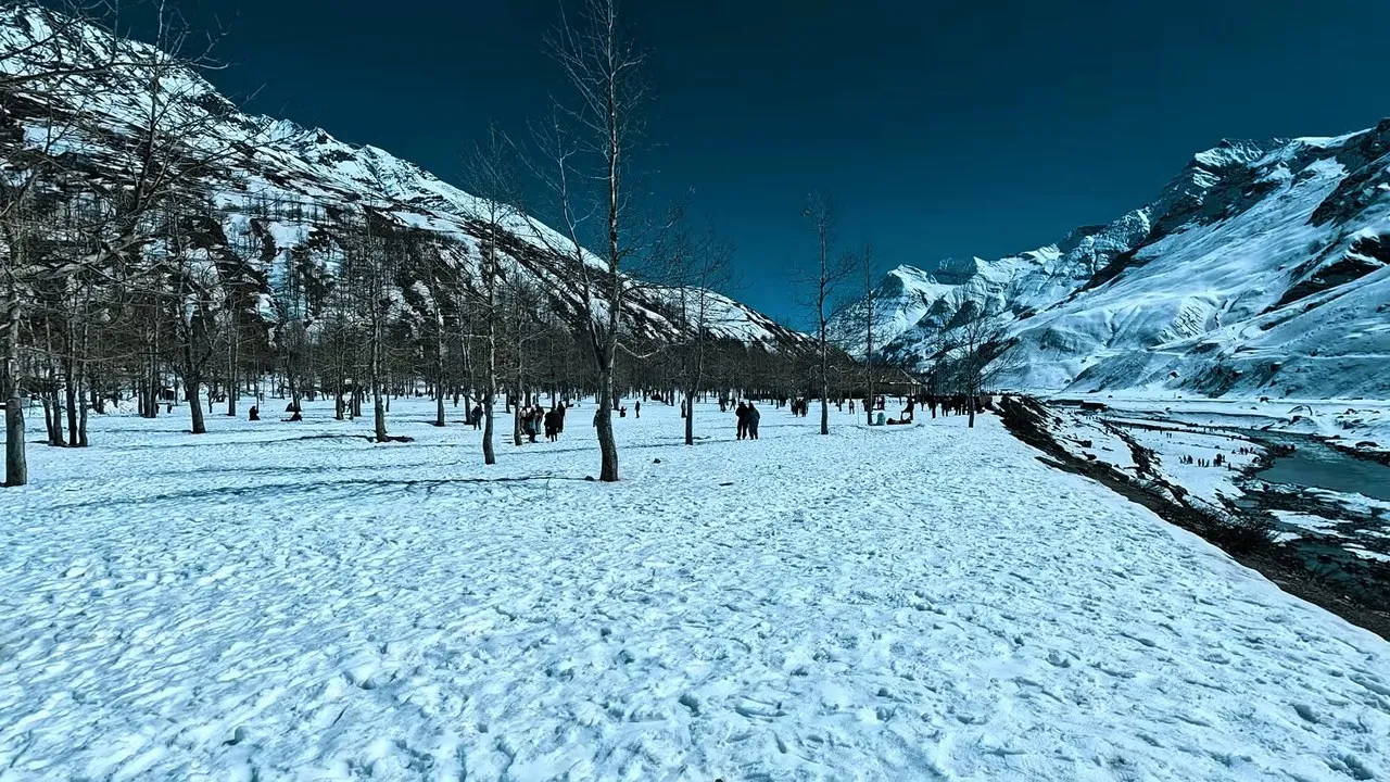 Snow-covered meadow and mountains in Himachal Pradesh in winter