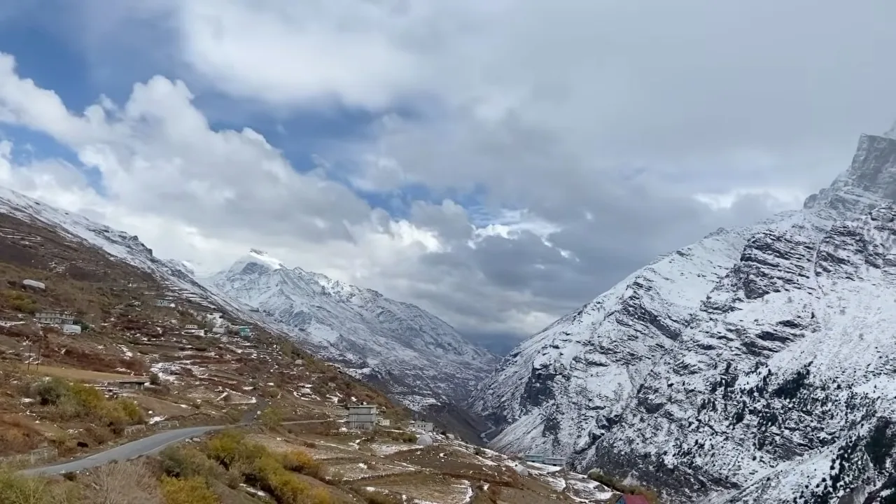 Snow-capped mountains above the valley road near Manali