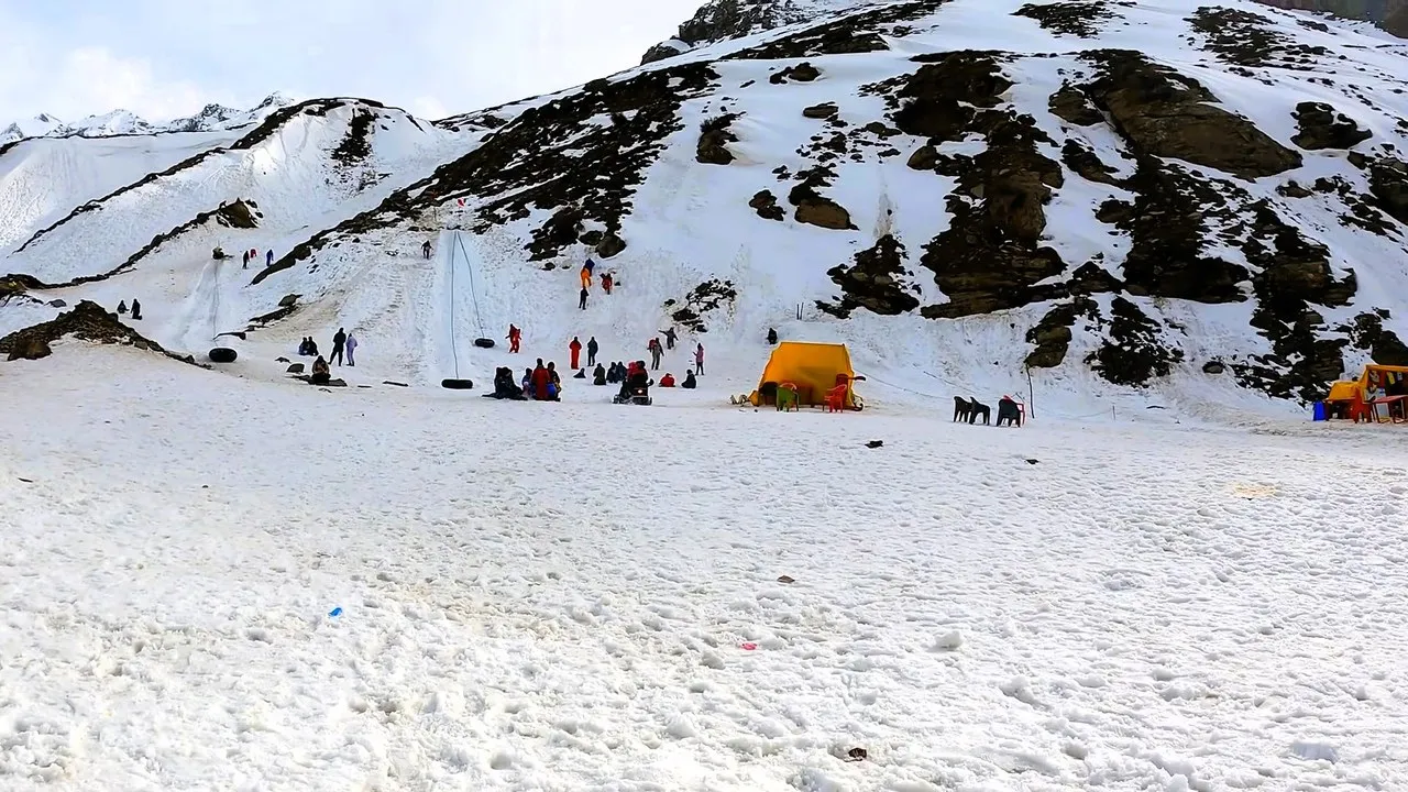 Snow-covered slopes and mountains at a snow point near Manali