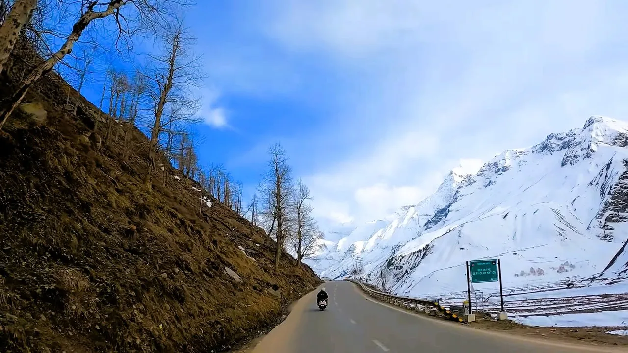 Mountain road leading towards snowy peaks near Manali