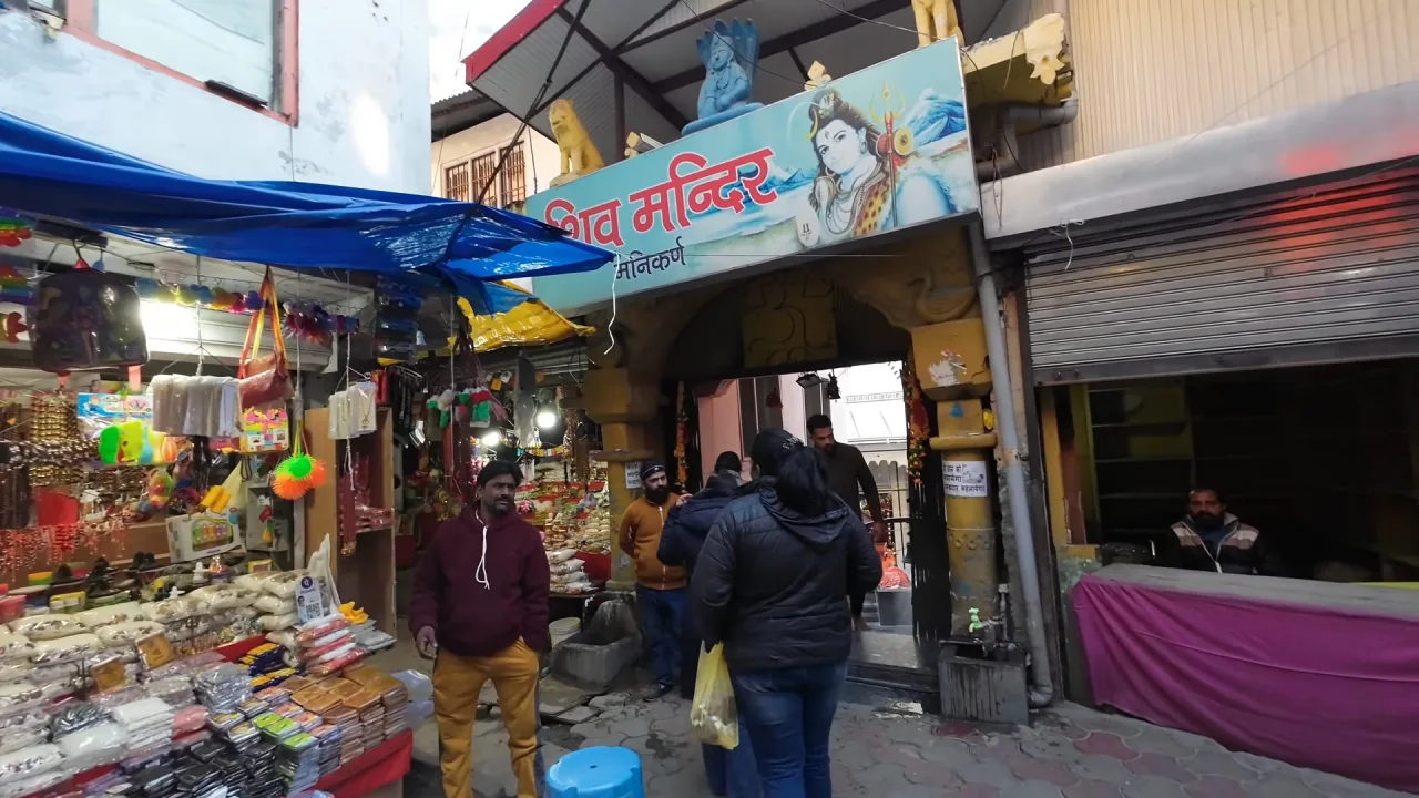 Entrance of the Shiva temple and market shops in Manikaran